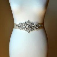 Luxus / Herrlich Ivory / Creme Hochzeit Schärpen 2020 Satin Metall Handgefertigt Perlenstickerei Kristall Strass Hochzeits Abend Ball Brautaccessoires