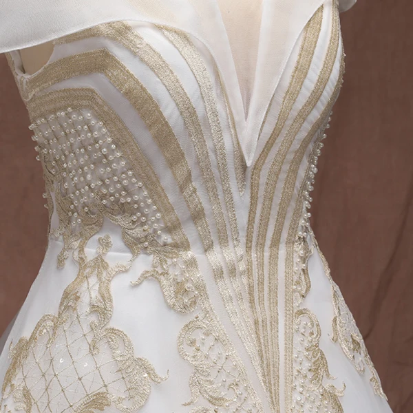 Unique Gold Weiß Übergröße Brautkleider / Hochzeitskleider 2019 A Linie Spitze Charmeuse Bandeau Applikationen Rückenfreies Perlenstickerei Handgefertigt Hof-Schleppe Hochzeit