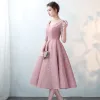 Elegante Rosa 2017 Partykleider V-Ausschnitt Spitze Applikationen Rückenfreies Heimkehr Abend A Linie Abendkleider