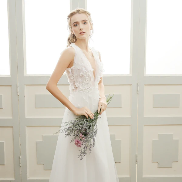 Elegant Beach Wedding Dresses 2017 White A-Line / Princess Sweep Train V-Neck Sleeveless Backless Lace Appliques Pearl