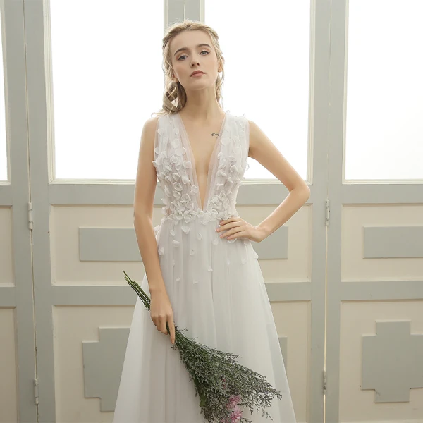 Elegant Beach Wedding Dresses 2017 White A-Line / Princess Sweep Train V-Neck Sleeveless Backless Lace Appliques Pearl