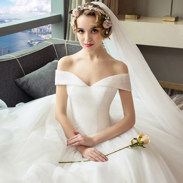Chic / Belle Ivoire Robe De Mariée 2018 Robe Boule De l'épaule Manches Courtes Dos Nu Appliques Fleur Volants Royal Train