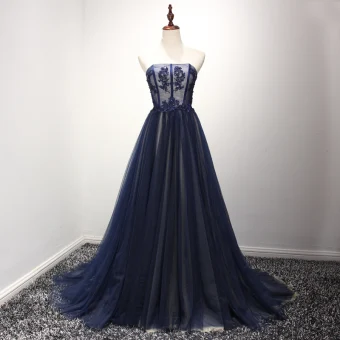 Schöne Festliche Kleider 2017 Abendkleider A Linie Sweep Pinsel Zug Bandeau Ärmellos Rückenfreies Spitze Applikationen Perlenstickerei Strass