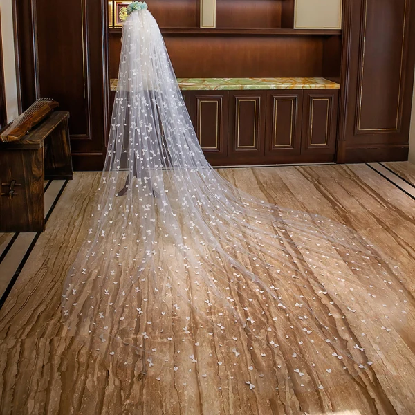 Romantique Charmant Blanche Voile De Mariée 2020 Tulle Forme de coeur Appliques Chapel Train Mariage Accessorize