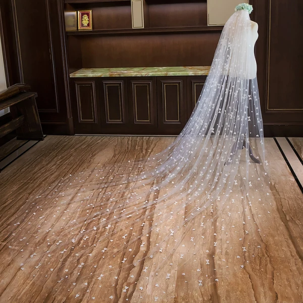 Romantique Charmant Blanche Voile De Mariée 2020 Tulle Forme de coeur Appliques Chapel Train Mariage Accessorize
