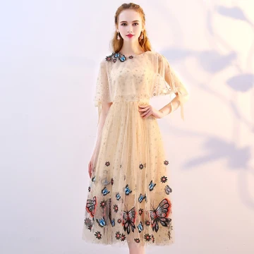 Charmant Champagne Thé Longueur Robe De Graduation 2018 Princesse U Cou Tulle Avec Châle Papillon Perlage Appliques Robe De Ceremonie