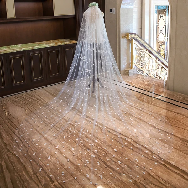 Romantique Charmant Blanche Voile De Mariée 2020 Tulle Forme de coeur Appliques Chapel Train Mariage Accessorize