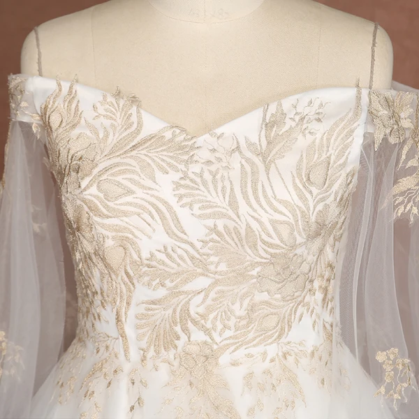 Schöne Gold Weiß Übergröße Brautkleider / Hochzeitskleider 2019 A Linie Spitze Tülle Applikationen Rückenfreies Stickerei Handgefertigt Bandeau Kapelle-Schleppe Hochzeit