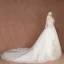 Schöne Gold Weiß Übergröße Brautkleider / Hochzeitskleider 2019 A Linie Spitze Tülle Applikationen Rückenfreies Stickerei Handgefertigt Bandeau Kapelle-Schleppe Hochzeit