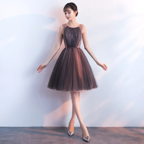 Modern / Fashion Chocolate Homecoming Graduation Dresses 2018 A-Line / Princess Scoop Neck Sleeveless Beading Pearl Sash Short Ruffle Backless Formal Dresses