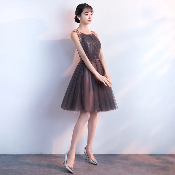 Modern / Fashion Chocolate Homecoming Graduation Dresses 2018 A-Line / Princess Scoop Neck Sleeveless Beading Pearl Sash Short Ruffle Backless Formal Dresses
