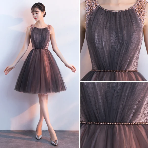 Modern / Fashion Chocolate Homecoming Graduation Dresses 2018 A-Line / Princess Scoop Neck Sleeveless Beading Pearl Sash Short Ruffle Backless Formal Dresses