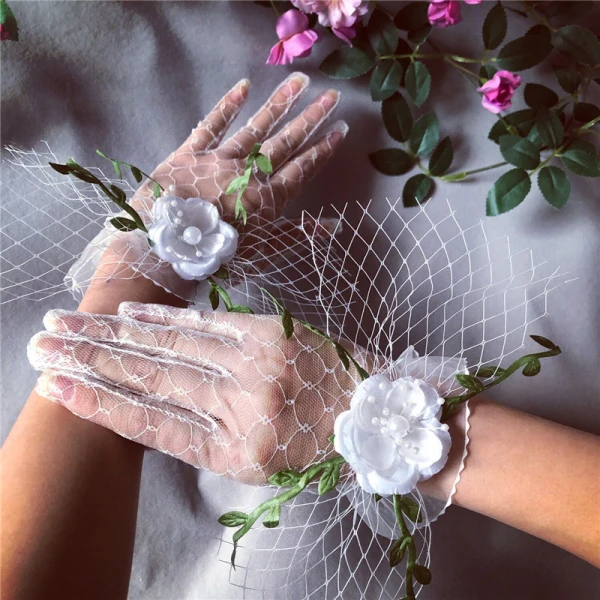 Blomma Fe Vita Brudhandskar 2020 Appliqués Blomma Pärla Spets Tyll Bal Bröllop Tillbehör