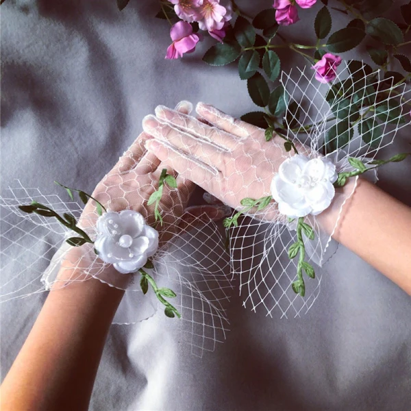 Blomma Fe Vita Brudhandskar 2020 Appliqués Blomma Pärla Spets Tyll Bal Bröllop Tillbehör