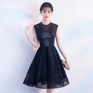 Moderne Mode Noire Percé De Retour Robe De Graduation 2018 Princesse Encolure Dégagée Sans Manches Appliques En Dentelle Perlage Unique Tulle Mi Longues Robe De Ceremonie