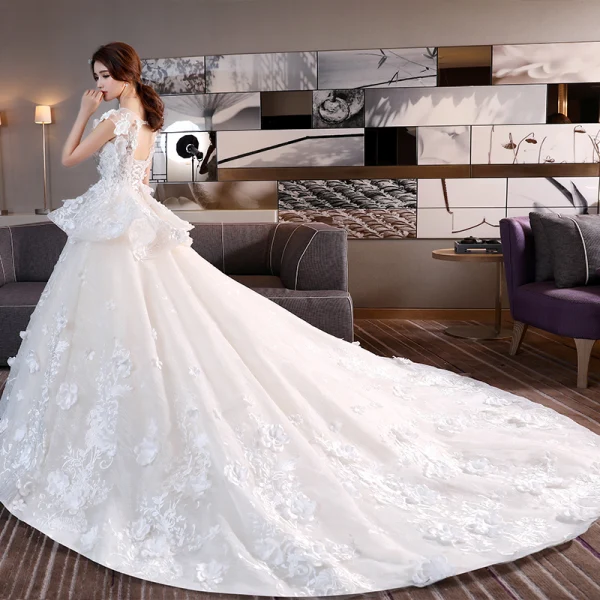 Chic / Belle Église Robe De Mariée 2017 Champagne Robe Boule Cathedral Train Encolure Dégagée Sans Manches Dos Nu En Dentelle Fleur