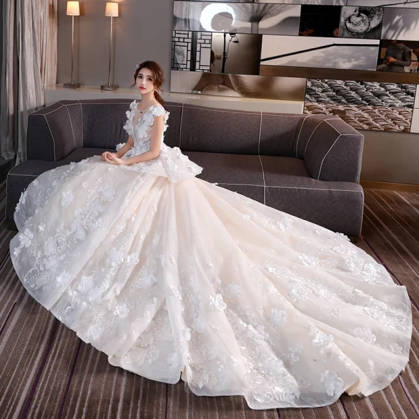 Chic / Belle Église Robe De Mariée 2017 Champagne Robe Boule Cathedral Train Encolure Dégagée Sans Manches Dos Nu En Dentelle Fleur