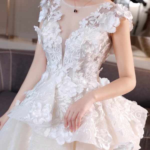 Chic / Belle Église Robe De Mariée 2017 Champagne Robe Boule Cathedral Train Encolure Dégagée Sans Manches Dos Nu En Dentelle Fleur