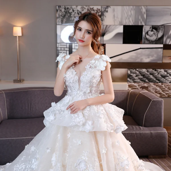 Chic / Belle Église Robe De Mariée 2017 Champagne Robe Boule Cathedral Train Encolure Dégagée Sans Manches Dos Nu En Dentelle Fleur