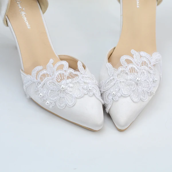 Schlicht Weiß 8 cm Hochzeit Hochhackige Satin Applikationen Perlenstickerei Perle Spitzschuh Brautschuhe 2018
