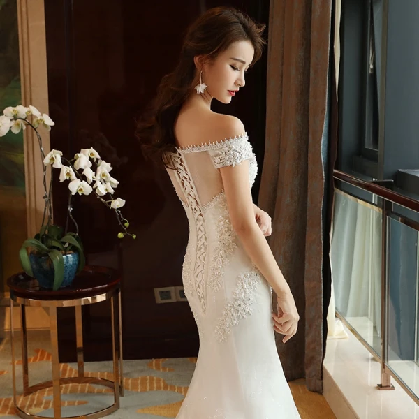 Abordable Église Salle Robe De Mariée 2017 Blanche Trompette / Sirène Chapel Train De l'épaule Manches Courtes Dos Nu Perle En Dentelle Appliques Perlage Paillettes