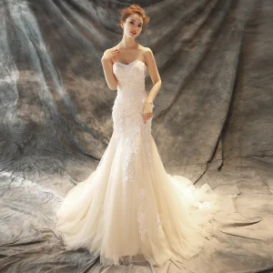 Fine Brudekjoler 2017 Champagne Trompet Havfrue Chapel Train Gripende Ruffles Strapless Uten Ermer Ryggløse Blonder Appliques Perle