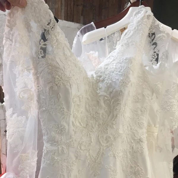 Chic / Belle Église Robe De Mariée 2017 Blanche Trompette / Sirène Chapel Train V-Cou Dos Nu 3/4 Manches Perle Perlage En Dentelle Appliques