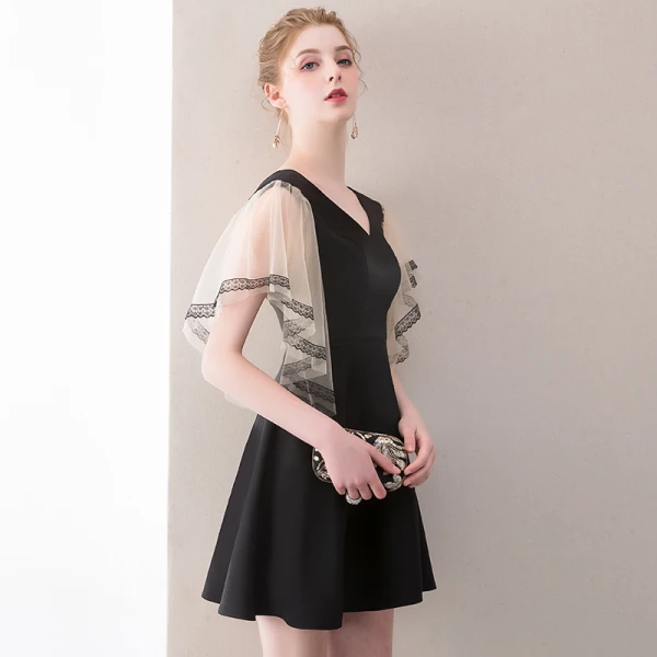Modern / Fashion Black Short Graduation Dresses 2018 A-Line / Princess V-Neck Charmeuse Lace-up Backless Homecoming Formal Dresses