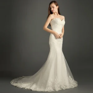 Fine Brudekjoler 2017 Hvit Trompet Havfrue Chapel Train Gripende Ruffles Kjæreste Ryggløse Uten Ermer Perle Beading Blonder Appliques