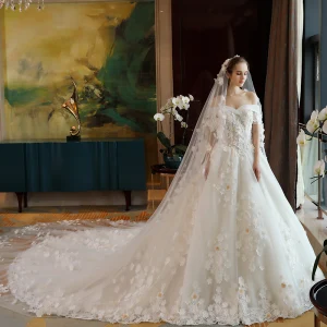 Lyx Elfenben Bröllopsklänningar 2018 Prinsessa Beading Appliqués Spets Pärla Av Axeln Halterneck Korta Ärm Cathedral Train Bröllop