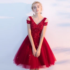 Fine Rød Homecoming Graduation Kjoler 2017 Prinsesse Appliques Paljetter Kryssede Stropper V Hals Korte Ermer Strapless Korte