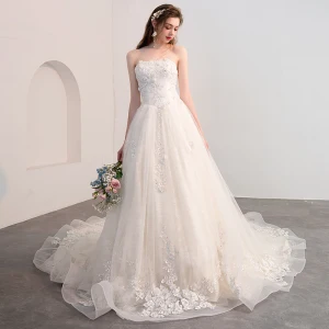 Snygga Fina Elfenben Bröllopsklänningar 2018 Prinsessa Spets Blomma Appliqués Beading Kristall Axelbandslös Halterneck Ärmlös Cathedral Train Bröllop
