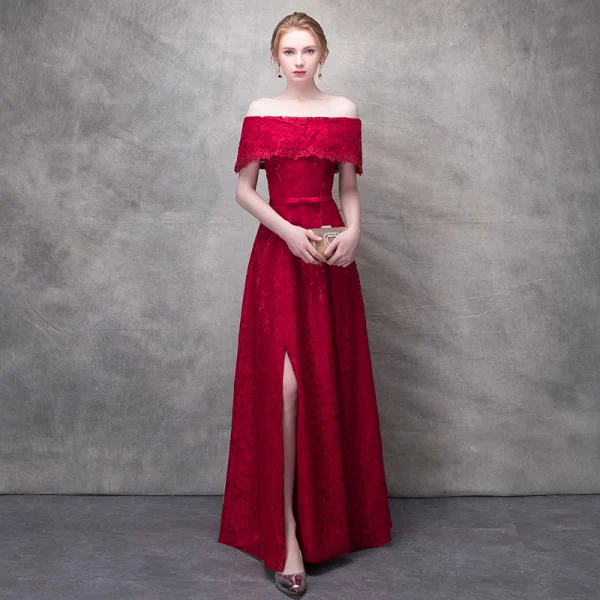 Snygga / Fina Burgundy Slits Fram Aftonklänningar 2017 Prinsessa Spets Blomma Rhinestone Rosett Av Axeln Halterneck Korta ärm Ankellång Formella Klänningar