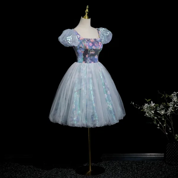 Sexy Bleu Ciel Paillettes Courte Robe De Fête 2025 Robe Boule Encolure Carrée Gonflée Manches Courtes Dos Nu Soirée Robe De Ceremonie