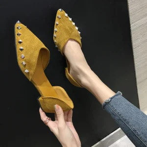 Abordable Jaune Désinvolte Daim Rivet Chaussures Femmes 2020 À Bout Pointu Plate Sandales