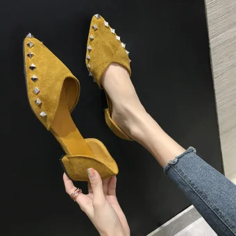 Abordable Jaune Désinvolte Daim Rivet Chaussures Femmes 2020 À Bout Pointu Plate Sandales
