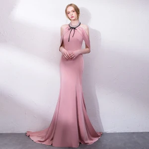 Eleganta Candy Rosa Aftonklänningar 2018 Trumpet Sjöjungfru Rosett Hållare Halterneck Ärmlös Svep Tåg Formella Klänningar