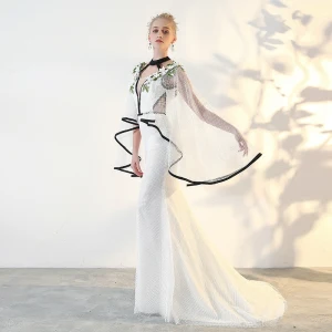 Eleganta Elfenben Aftonklänningar 2018 Trumpet Sjöjungfru Spets Appliqués Hållare Halterneck Långärmad Domstol Tåg Formella Klänningar