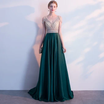 Lyx Aftonklänningar 2018 Prinsessa Kristall Beading Rhinestone V Hals Axelbandslös Halterneck Ärmlös Svep Tåg Formella Klänningar