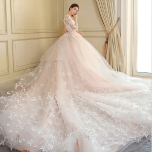 Moderne Mode Robe De Mariée 2018 Robe Boule En Dentelle Appliques Brodé Paillettes Encolure Dégagée 3 4 Manches Royal Train Mariage