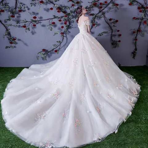Hermoso Blanco Vestidos De Novia 2018 Ball Gown Multi-Colors Apliques Perla Fuera Del Hombro Sin Espalda Sin Mangas Cathedral Train Boda