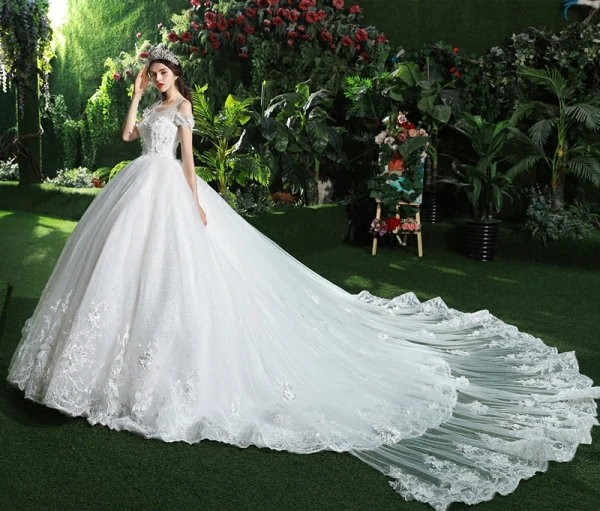 Stunning White Wedding Dresses 2018 Ball Gown Lace Appliques Beading Scoop Neck Backless Sleeveless Royal Train Wedding