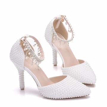 Charmant Blanche Chaussure De Mariée 2018 Perle Faux Diamant Gland 9 Cm Talons Aiguilles Bride Cheville À Bout Pointu Mariage Talons Hauts