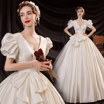 Style Victorien Vintage Originale Abordable Ivoire Robe Boule Robe De Mariée 2021 Col V Profond Noeud Manches Courtes Dos Nu Longue Mariage