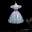 Sexy Bleu Ciel Paillettes Courte Robe De Fête 2025 Robe Boule Encolure Carrée Gonflée Manches Courtes Dos Nu Soirée Robe De Ceremonie