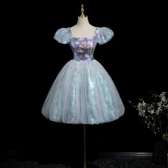 Sexy Bleu Ciel Paillettes Courte Robe De Fête 2025 Robe Boule Encolure Carrée Gonflée Manches Courtes Dos Nu Soirée Robe De Ceremonie