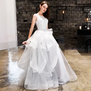 Chic Belle Blanche Robe De Bal 2019 Princesse En Dentelle Volants En Cascade Encolure Dégagée Dos Nu Sans Manches Longue Robe De Ceremonie