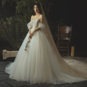 Lyx Champagne Bröllopsklänningar 2019 Prinsessa Beading Pärla Axelbandslös Halterneck Ärmlös Cathedral Train