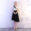 Amazing / Unique Black White Homecoming Graduation Dresses 2018 A-Line / Princess Off-The-Shoulder Backless Sleeveless Knee-Length Formal Dresses