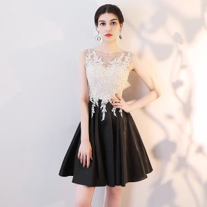 Chic Belle Noire Robe De Cocktail 2019 Princesse Encolure Dégagée En Dentelle Appliques Faux Diamant Sans Manches Courte Robe De Ceremonie